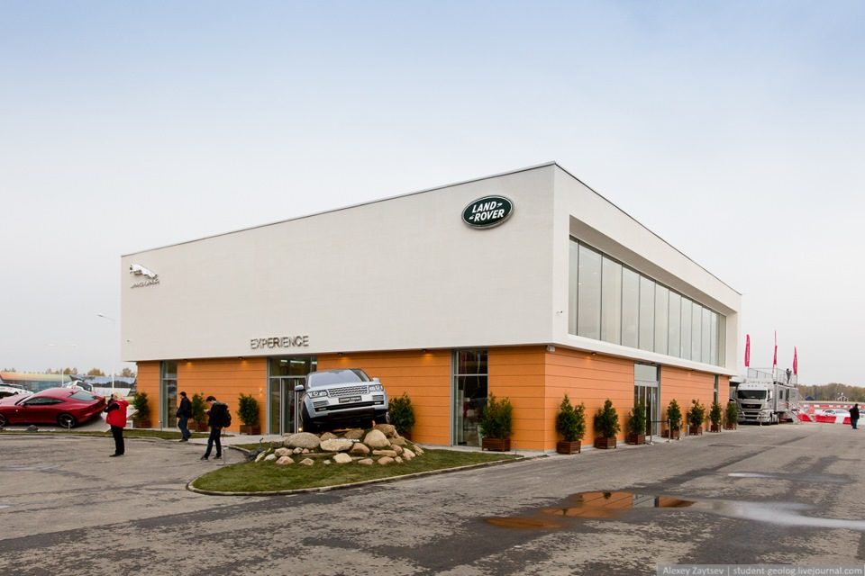 Jaguar Land Rover Brand Experience Center, Moskau