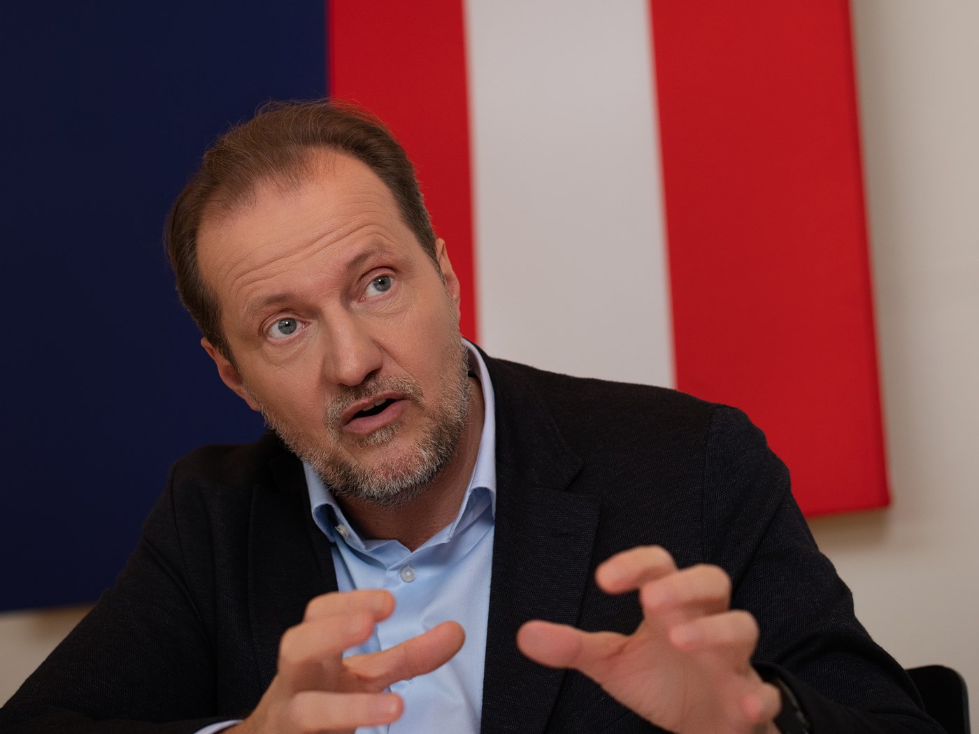 Georg Redlhammer im Gespräch vor EU- und Österreich-Fahne